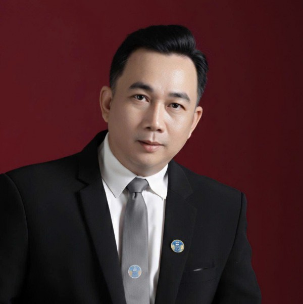 Đồng phục shipper, xe ôm công nghệ bán tràn lan: Mua về mặc có phạm luật? Đồng phục shipper, xe ôm công nghệ bán tràn lan: Mua về mặc có phạm luật?