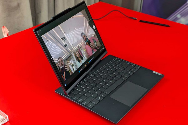 Laptop Lenovo mới xoay và đóng màn hình bằng khẩu lệnh