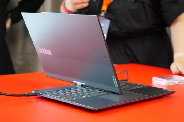 Laptop Lenovo mới xoay và đóng màn hình bằng khẩu lệnh