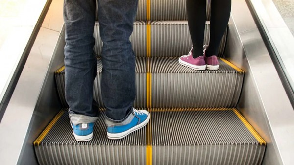 Lý do quan trọng khiến các bậc thang cuốn có rãnh Lý do quan trọng khiến các bậc thang cuốn có rãnh