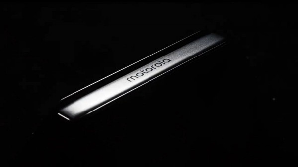 Motorola ra mắt Moto Razr 2022: Màn hình gập, giá từ 899 USD