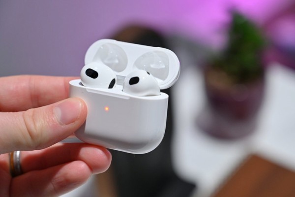 Người phụ nữ nuốt AirPod vì tưởng nhầm là vitamin