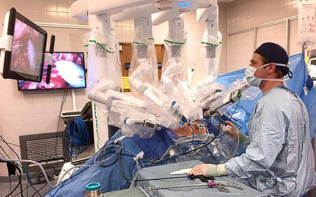 Anh: Robot phẫu thuật giúp giảm tải bệnh viện