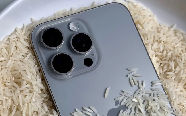 Apple: Không bỏ iPhone ướt vào thùng gạo