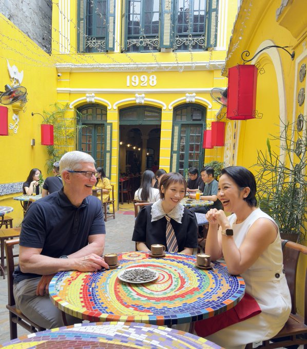 CEO Apple Tim Cook gặp ca sỹ Mỹ Linh, thưởng thức cà phê trứng ở Hà Nội
