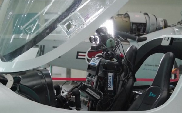 Hàn Quốc phát triển robot AI thay thế phi công