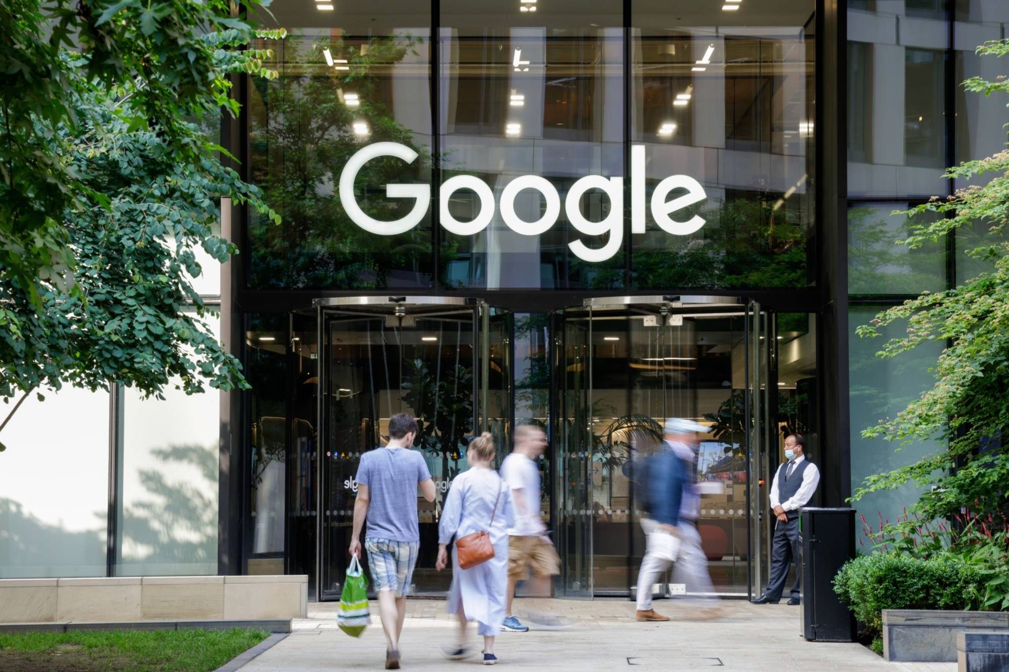 Lo ngại về sự phát triển AI, công ty mẹ Google vẫn thắng lớn trong quý I