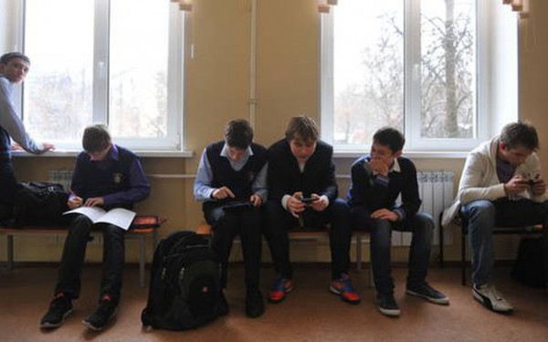 Nga xem xét lệnh cấm điện thoại di động trong trường học