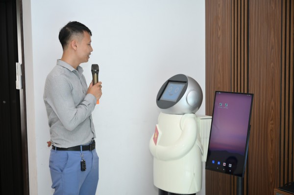 Ra mắt phiên bản thử nghiệm robot AI dạy học Anan và camera đánh giá tính cách