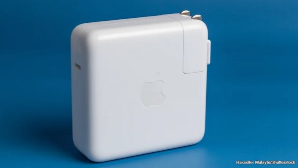 Sạc iPhone bằng bộ sạc Macbook có an toàn không?