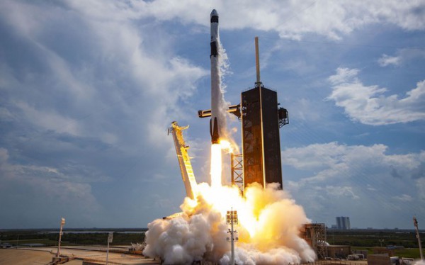 SpaceX phóng 13 vệ tinh quân sự lên quỹ đạo thấp quanh Trái đất