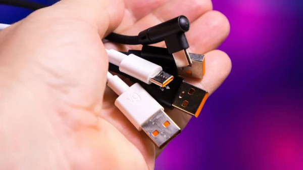 Vì sao cổng USB-A có màu sắc, còn USB-C thì không?