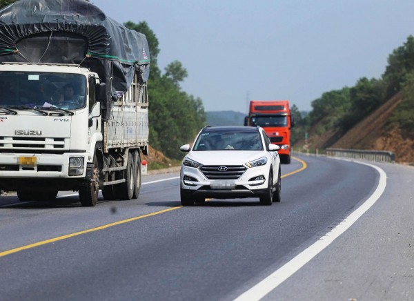 2 trường hợp ngoại lệ được phép vượt xe từ bên phải 2 trường hợp ngoại lệ được phép vượt xe từ bên phải