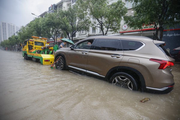 4 việc cần làm ngay để 'cứu' ô tô sau mưa bão, ngập lụt 4 việc cần làm ngay để 'cứu' ô tô sau mưa bão, ngập lụt