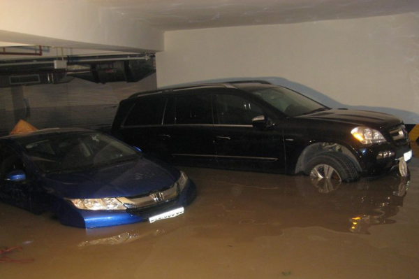 4 việc cần làm ngay để 'cứu' ô tô sau mưa bão, ngập lụt 4 việc cần làm ngay để 'cứu' ô tô sau mưa bão, ngập lụt