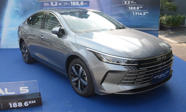 BYD Seal 5 chốt giá 696 triệu, sedan hạng C đầu tiên dùng công nghệ PHEV