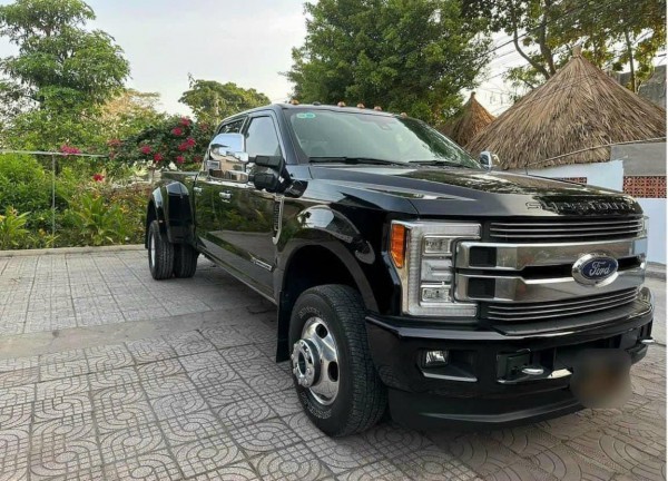 Bắt gặp siêu bán tải Ford F-350 2017 duy nhất tại Việt Nam