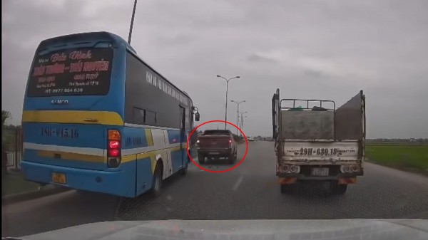 Bị xe khách tạt đầu, xe bán tải đánh võng chèn đường 'trả đũa'