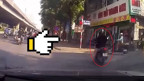 Bó tay ‘nữ ninja’ lái xe máy đứng giữa ngã ba… để nghe điện thoại