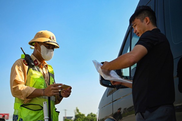 CSGT kiểm tra lỗi chạy quá tốc độ, tài xế bị 'lộ' thêm 3 vi phạm khác