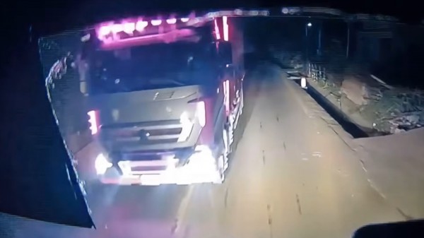 CSGT xử phạt nữ TikToker lái xe container lấn làn, chặn đường xe khác CSGT xử phạt nữ TikToker lái xe container lấn làn, chặn đường xe khác