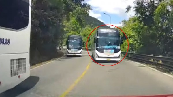 CSGT xử phạt tài xế lái xe khách chở học sinh vượt 'như tự sát' trên đèo