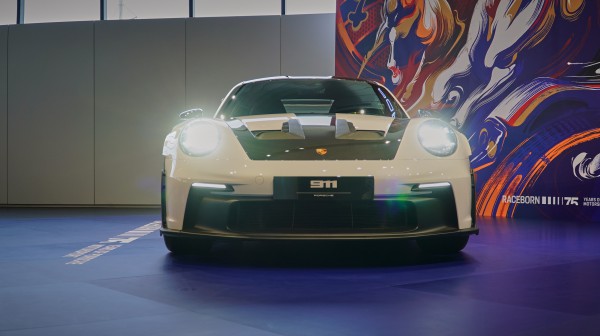 Cận cảnh Porsche 911 GT3 RS trang bị gói 'đường đua' Weissach tại Việt Nam