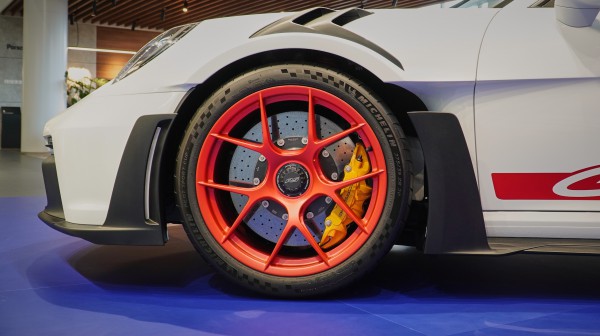 Cận cảnh Porsche 911 GT3 RS trang bị gói 'đường đua' Weissach tại Việt Nam