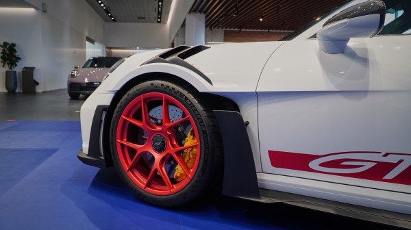 Cận cảnh Porsche 911 GT3 RS trang bị gói 'đường đua' Weissach tại Việt Nam