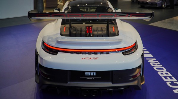 Cận cảnh Porsche 911 GT3 RS trang bị gói 'đường đua' Weissach tại Việt Nam