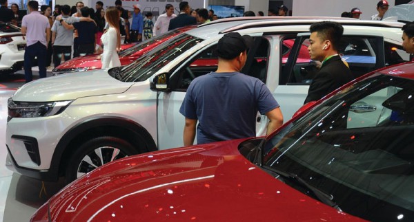 Cảnh giác trước những điều khoản bất lợi khi đặt cọc tiền mua ô tô