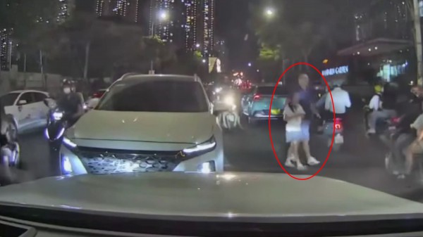 Chạy ngược chiều bị chặn lại, tài xế ngang nhiên đỗ xe giữa đường rồi bỏ đi