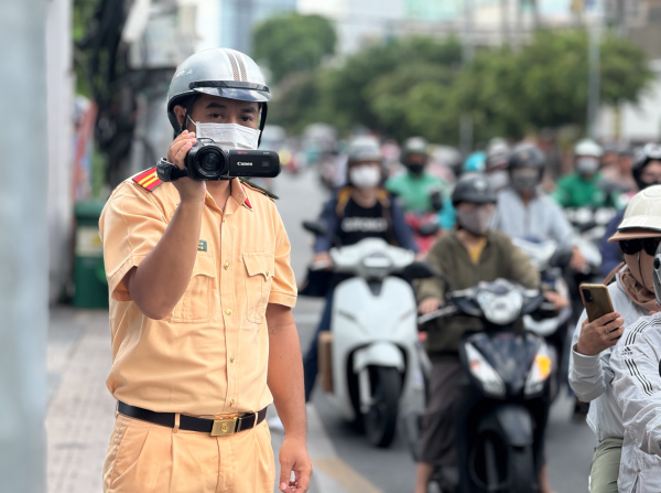 Chỉ chuyển hướng không bật xi-nhan, tài xế có thể bị phạt tới 22 triệu đồng