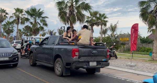 Chở người trên thùng xe bán tải bị phạt 6 triệu đồng? Chở người trên thùng xe bán tải bị phạt 6 triệu đồng?