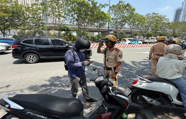 Chống chế 'quên mang giấy tờ xe' bị CSGT xử phạt thế nào? Chống chế 'quên mang giấy tờ xe' bị CSGT xử phạt thế nào?