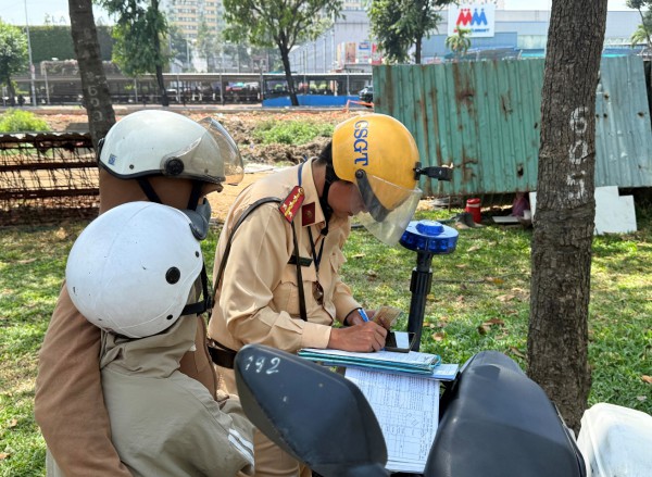Chống chế 'quên mang giấy tờ xe' bị CSGT xử phạt thế nào? Chống chế 'quên mang giấy tờ xe' bị CSGT xử phạt thế nào?