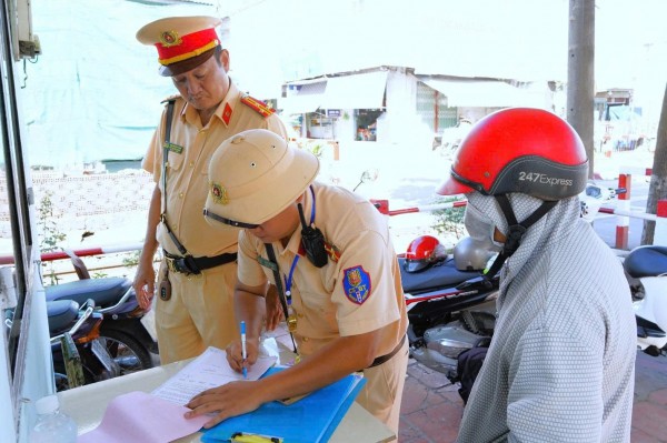 Cố vượt rào chắn khi có tín hiệu tàu hỏa: Bị phạt bao nhiêu? Cố vượt rào chắn khi có tín hiệu tàu hỏa: Bị phạt bao nhiêu?