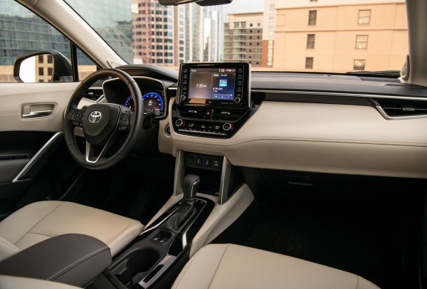 Corolla Cross bị lỗi, Toyota khuyến cáo người dùng không ngồi ở ghế phụ phía trước