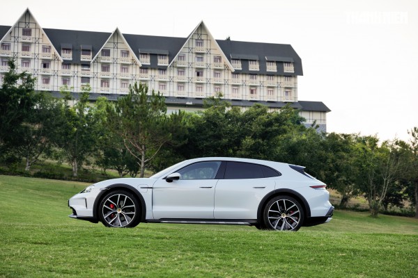 Dàn xe điện Taycan, Macan giá hơn 12 tỉ đồng: Nhanh, tiện và đậm chất Porsche Dàn xe điện Taycan, Macan giá hơn 12 tỉ đồng: Nhanh, tiện và đậm chất Porsche