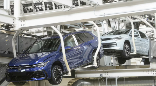 Doanh số ô tô hybrid lần đầu tiên vượt xe xăng, xe điện chiếm 30% thị phần