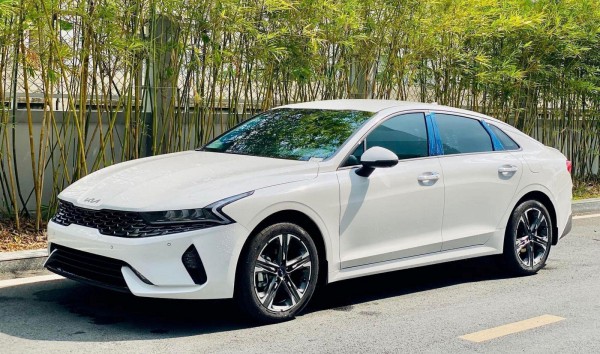 Doanh số sedan hạng D lại lao dốc, Toyota Camry bán chưa tới 80 xe Doanh số sedan hạng D lại lao dốc, Toyota Camry bán chưa tới 80 xe