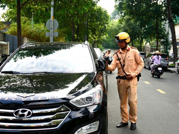 Dừng ô tô đi rút tiền, mua đồ... có thể bị phạt đến 6 triệu đồng