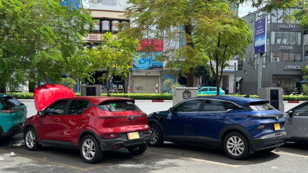 Dưới 600 triệu, mua ô tô điện hay xe xăng để chạy dịch vụ?