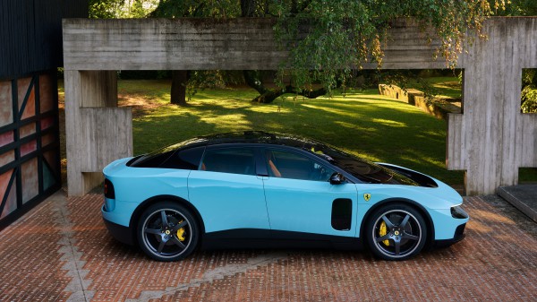 Ferrari tung ra siêu xe điện 4 cửa thiết kế lạ gây tranh cãi