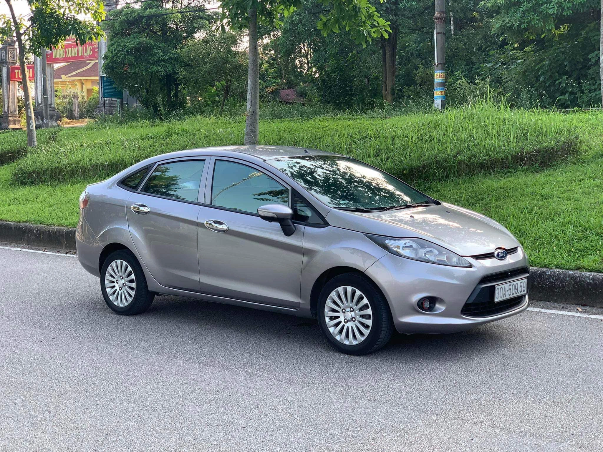 Ford Fiesta đã qua sử dụng giá dưới 200 triệu, phù hợp với người mới