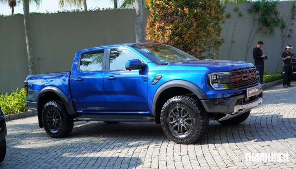 Ford Ranger Raptor máy xăng giá 1,448 tỉ đồng có gì chinh phục 'dân chơi'?