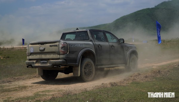 Ford Ranger Raptor máy xăng giá 1,448 tỉ đồng có gì chinh phục 'dân chơi'?