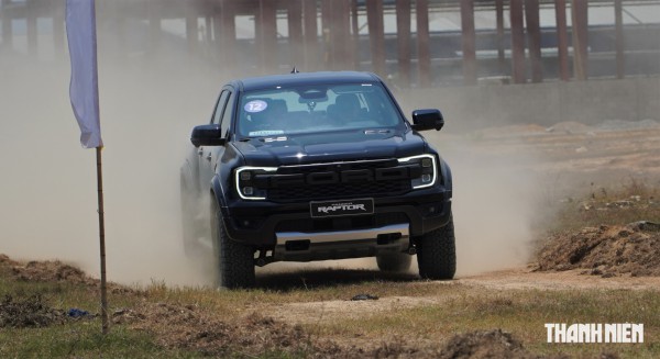 Ford Ranger Raptor máy xăng giá 1,448 tỉ đồng có gì chinh phục 'dân chơi'?