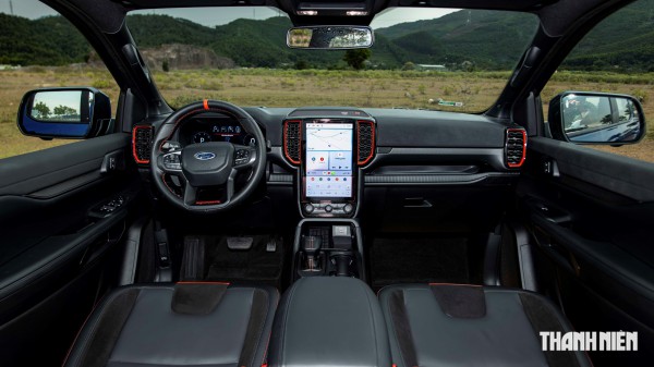 Ford Ranger Raptor máy xăng giá 1,448 tỉ đồng có gì chinh phục 'dân chơi'?