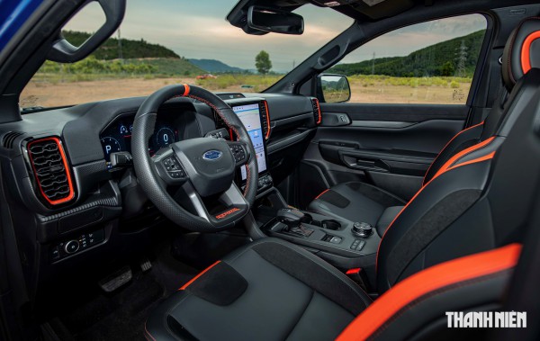 Ford Ranger Raptor máy xăng giá 1,448 tỉ đồng có gì chinh phục 'dân chơi'?
